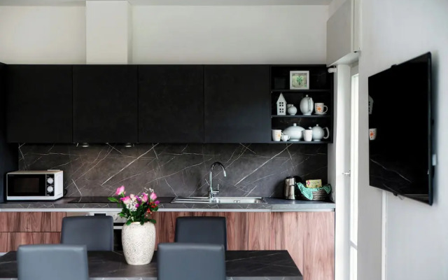 Stylish 2-Bedroom Apartment by Lake Como