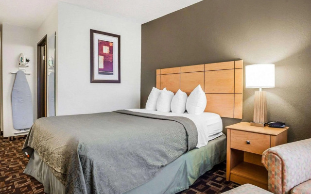 Quality Inn & Suites Des Moines Airport