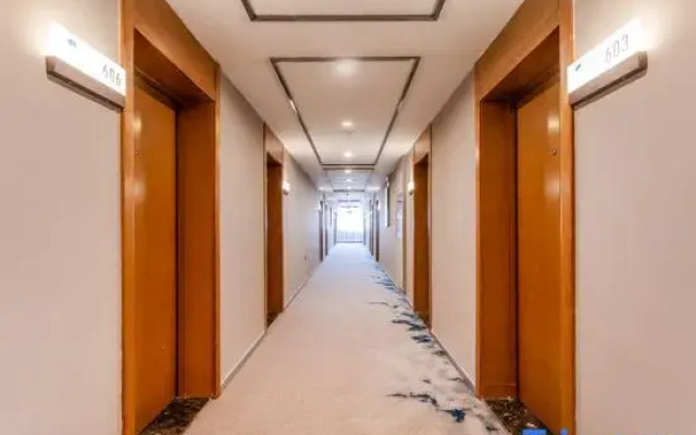 Rujia Ruibai Cloud Hotel (Qingdao Huangdao Lingshanwan Road Branch)