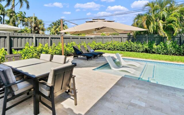 Stunning Poolside Luxury Retreat