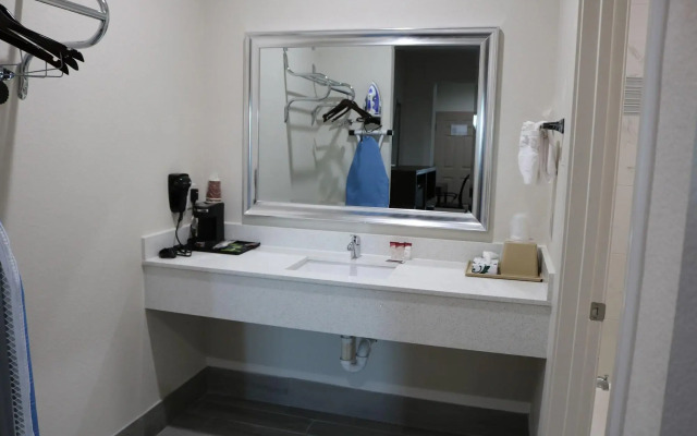 Scottish Inn & Suites - IAH Airport