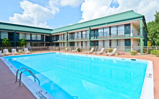 Hotel Red Rose by Townhouse Covington I-64