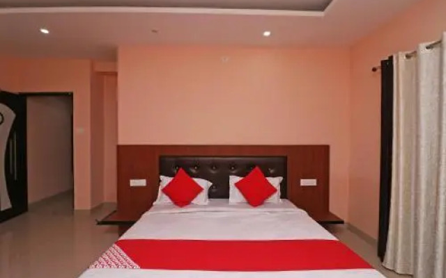 OYO 18469 Hotel Hmvr
