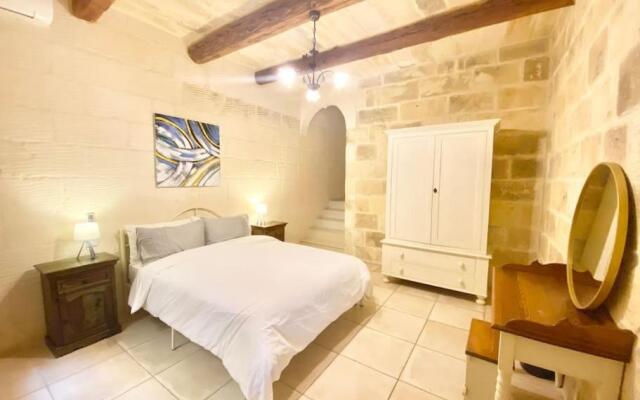 Villa Rossa Gozo - 5 bedroom ensuite with pool & jacuzzi