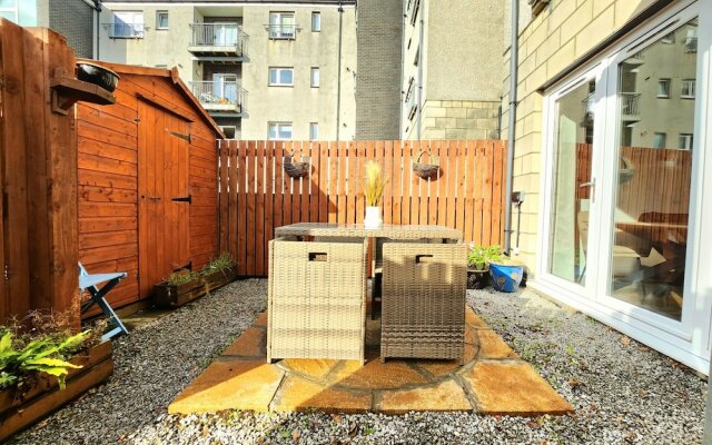 Modern 5 Bed Townhouse with Free Parking