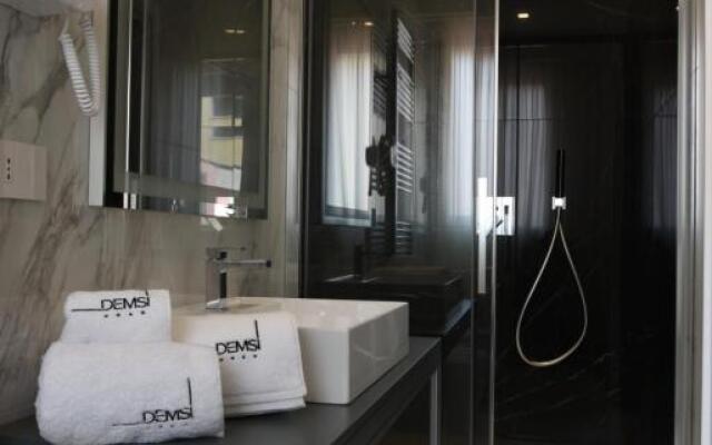 DEMSI Palace Hotel & Restaurant