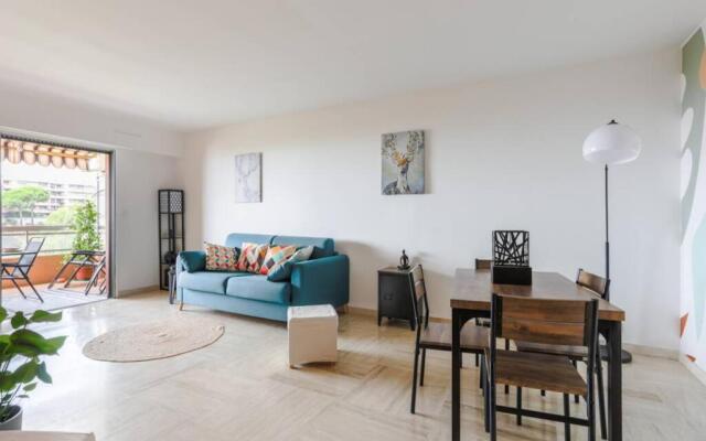 Sea view apartment in residence with swimming pool!