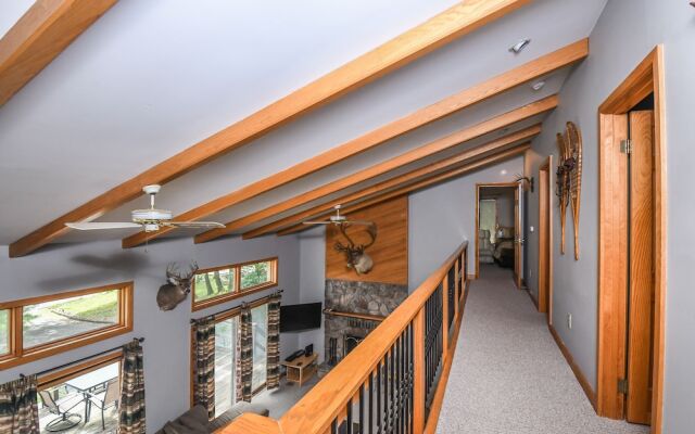 Lazy Bass Lodge 5 Bedroom House