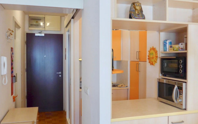 Sunny and Lively Apartment in City, Free Parking