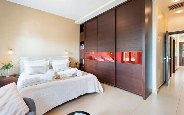 Luxurious Villa Liandri 600 m Resort