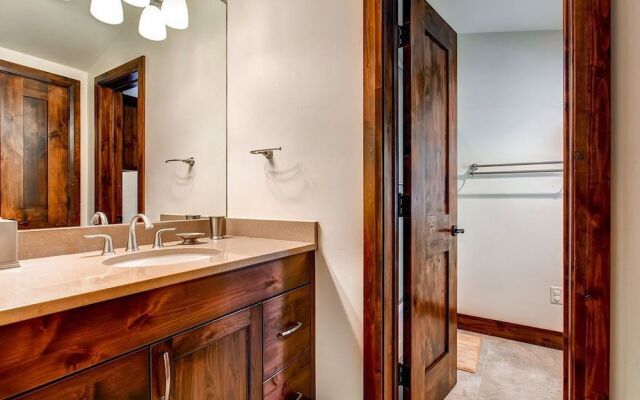 Cawha Outlook Chalet by RedAwning