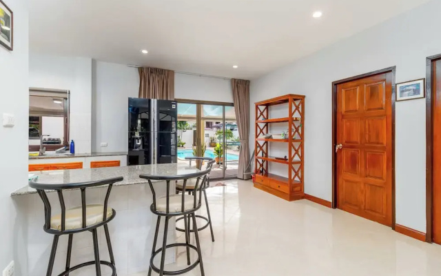 Poolside 3BR for Relaxed Stays V278