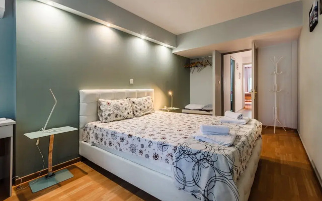 City-Sea Fusion, Elegant Gem Minutes from the Beach