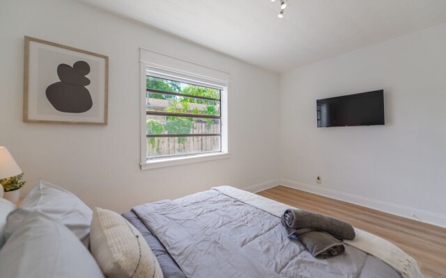 Wonderful 2BR House with Canal Access