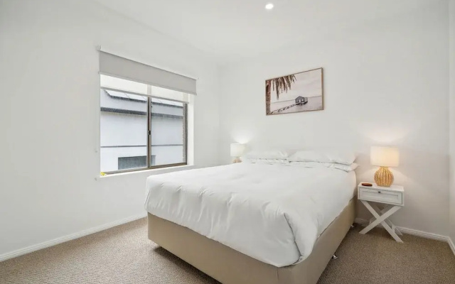 Coastal Luxury: 3-bed Townhouse 150m From Beach