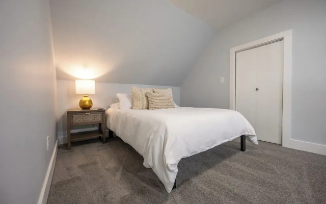 Spacious 5-Bedroom Blue Bungalow