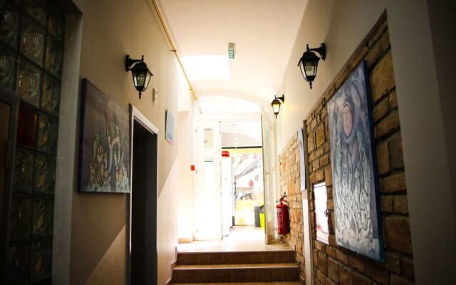 Varad Inn Hostel and Cafe