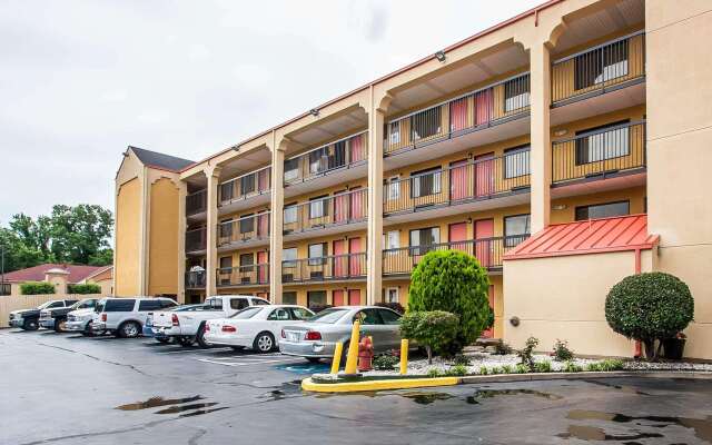 Econo Lodge Inn & Suites