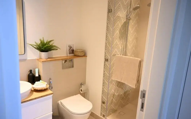 Contemporary 1BR Sleeps4 Balcony Pool Gym Dxbhills