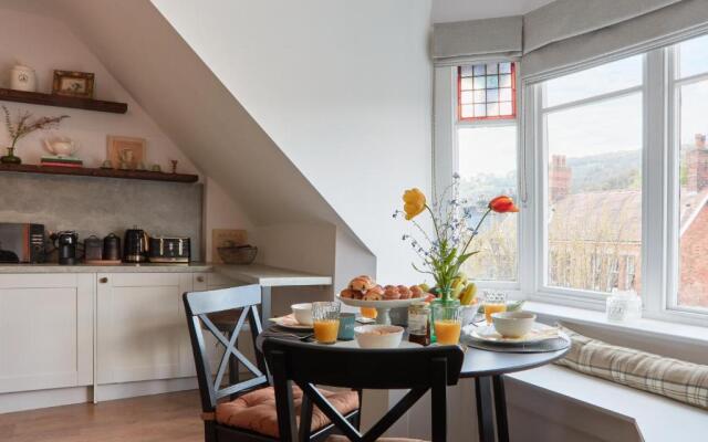 Olde Englishe Apt 4