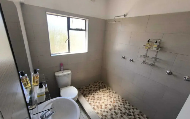 Room in Lodge - Luxury Suite in Zambezi Boutique Lodge 9 With Free Town Tour