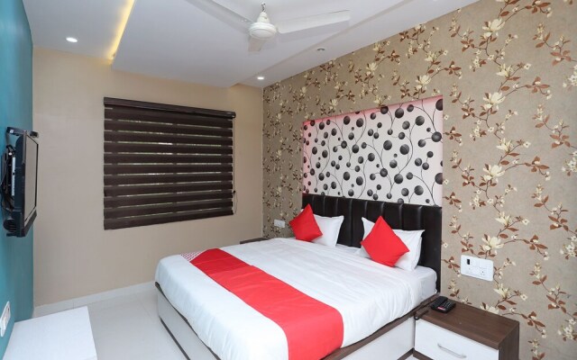 OYO 44565 Ashrit Suites