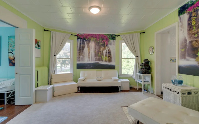 Idyllic Rochester Apt w/ Hot Tub: 2 Miles to Dtwn!