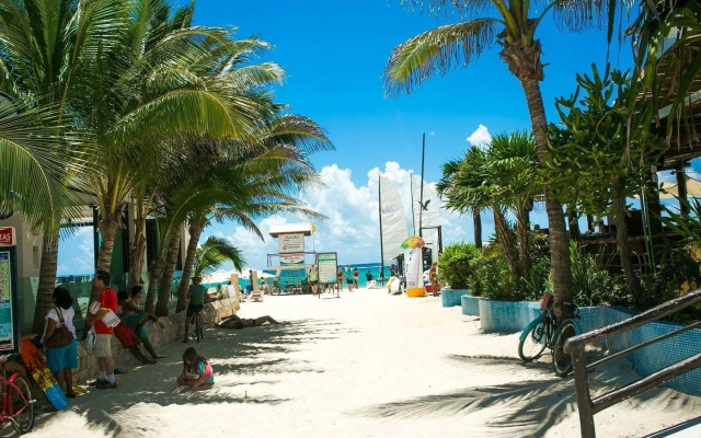 Dream Location! 2BR Near Beach+clubs!! Sleeps 6!!