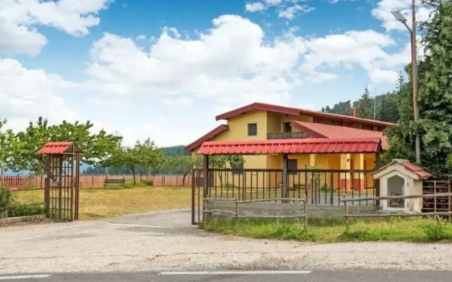 Secluded Villa in Parenti with Garden