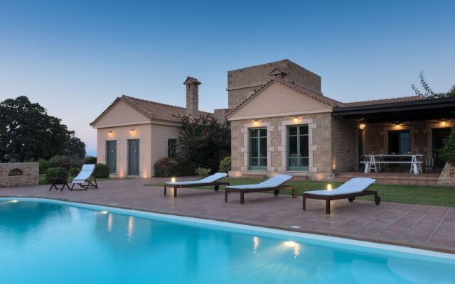 Self-catering Luxury Stone Holiday Villa With Infinity Pool and Panoramic View