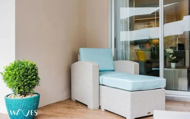 Pool View 1 Br Steps Away From the Beach