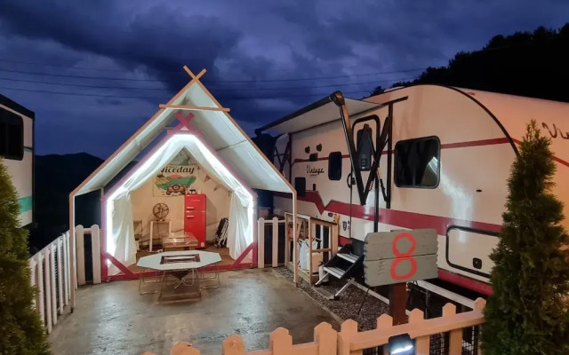 Gapyeong Dongban84 Glamping&pool Villa