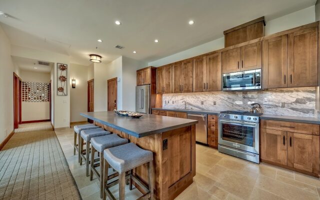 Luxury Three Bedroom  Steps From Heavenly Village Condo by RedAwning