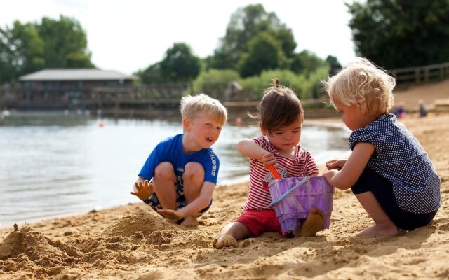 Stylish family-friendly lakeside retreat in the Cotswold Water Park