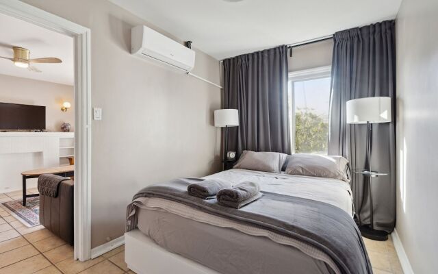 Hollywood Gem 1 Bedroom Apts by RedAwning