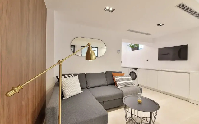 Phaedrus Living: City Center Luxury Flat Skoufa