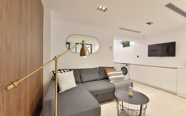 Phaedrus Living: City Center Luxury Flat Skoufa