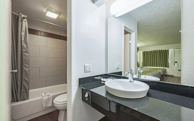 Days Inn by Wyndham Cincinnati I-71