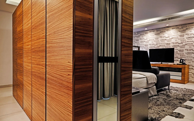 Warwick Stone 55 Hotel