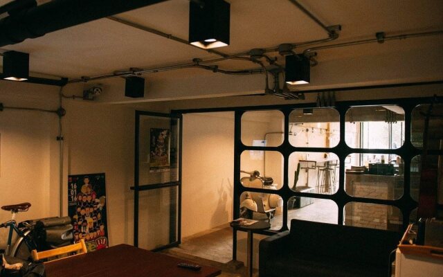 Box Hostel N Cafe