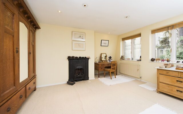 Traditional 4Br Family Home in Charming Highgate