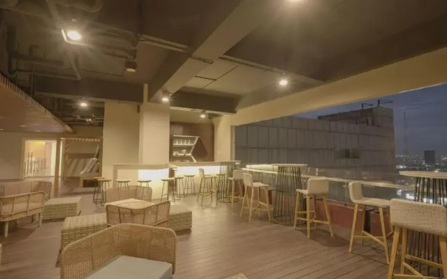 Whiz Luxe Hotel Spazio Surabaya