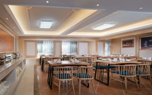 Vienna Hotel (Kunming Municipal Government Chunrong Street Subway Station)