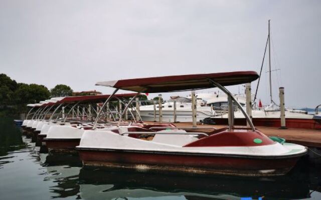 Jiayushan Lake Hot Spring Resort Hotel