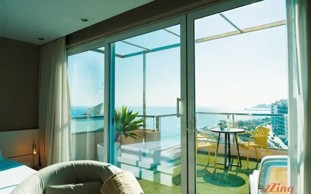 Gorgeous Seaviews From a Stunning Studio