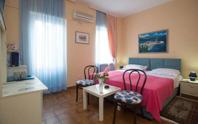 Boskovic Twin Room Grounfloor No. 3