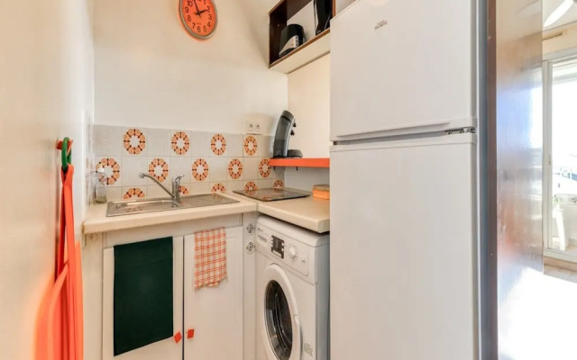 Sunny Apartment by the Sea