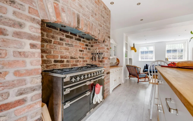 Spectacular 4BR Townhouse in Georgian Quarter, free parking