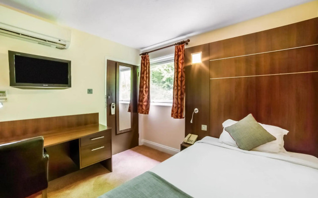 OYO The Bridge House Hotel