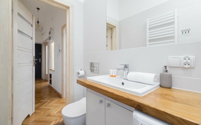 Old Town Basztowa Apartment by Renters